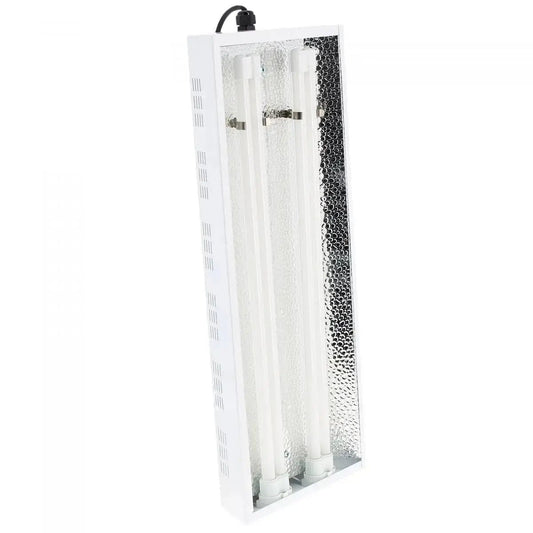 Lampe de culture Florastar Turbo Néon 2x55W en position verticale, équipée de tubes T5 et d’un réflecteur martelé haute efficacité.