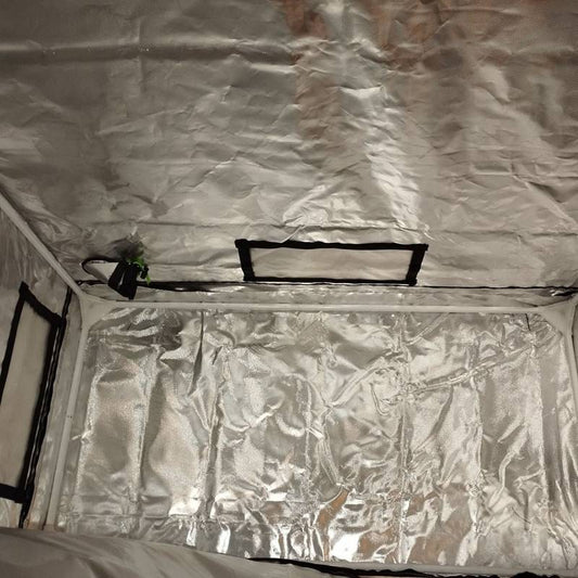 Intérieur de la tente Guerilla Box 120x60x180 cm avec revêtement mylar 600D réfléchissant pour une lumière optimale. Parfait pour jardinage en intérieur.