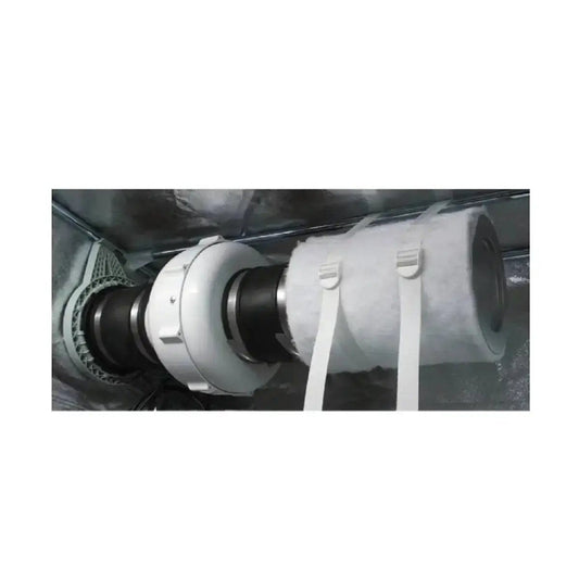 Installation du manchon de raccordement Secret Jardin Rubber Duct 250mm entre extracteur et filtre à charbon dans une box de culture.