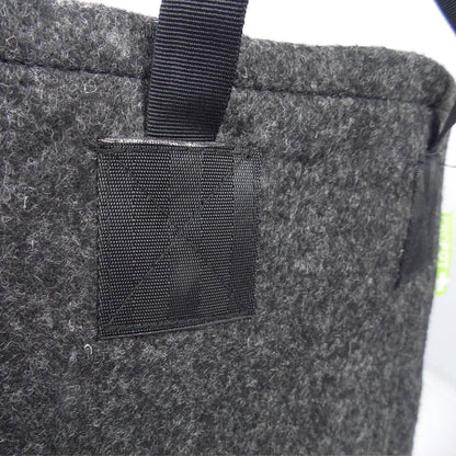 Zoom sur la poignée renforcée du pot en tissu Garden HighPro PROPOT 30L, assurant une manipulation facile et durable.