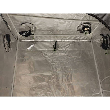 Vue intérieure de la chambre de culture Guerilla G120R avec gaines de ventilation et revêtement mylar. Optimisée pour la culture en intérieur.